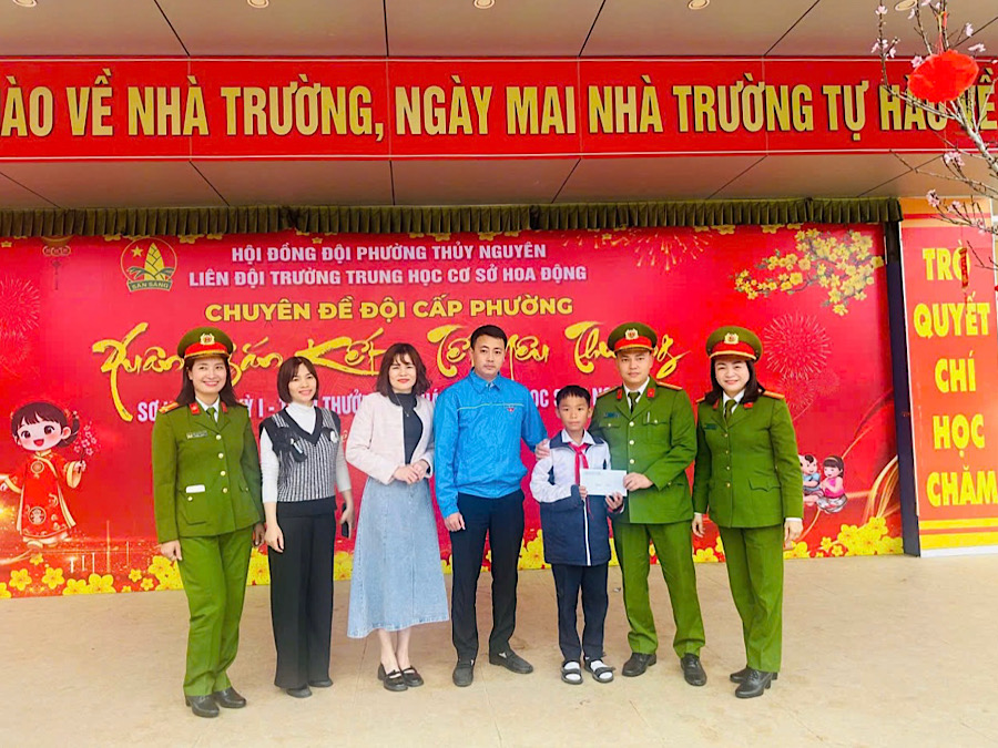 Phòng Cảnh sát Cơ động trao quà Tết tặng học sinh có hoàn cảnh khó khăn